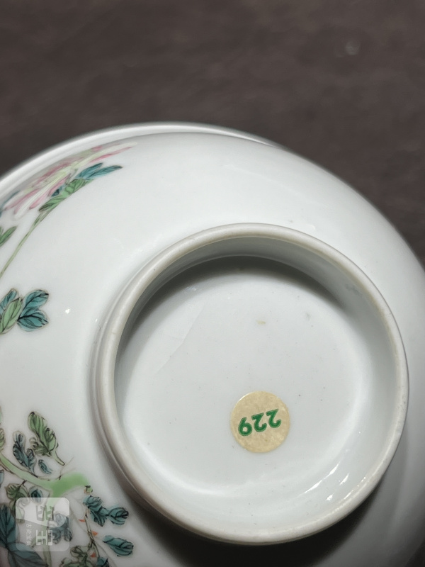 清乾隆 粉彩折枝花卉纹茶圆一对 - 图9